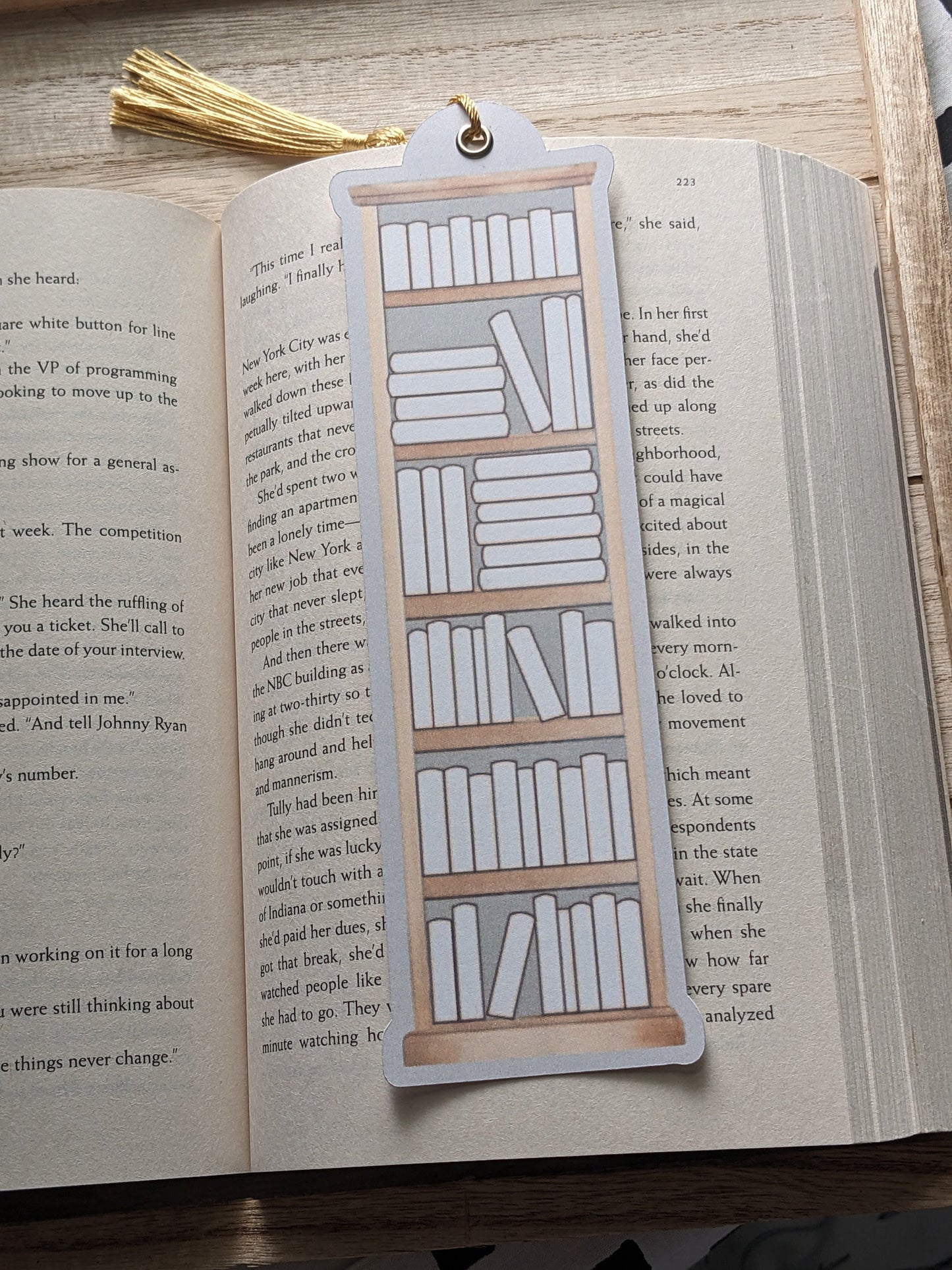 Bookshelf Book Tracker Bookmark - Reading Log for Bookworms